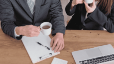 【社内恋愛・職場結婚】どこまで規制できる?企業が知っておくべきリスク管理と就業規則の整備
